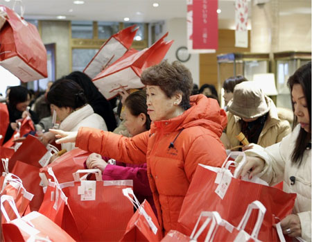 日本百貨店新年商戰(zhàn) 顧客排隊(duì)購(gòu)買“福袋”盛況